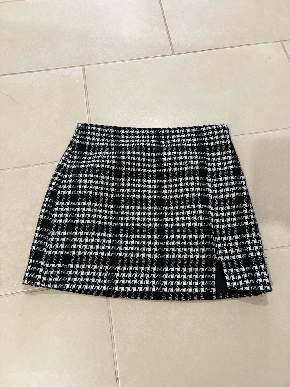 Dynamite Houndstooth Mini Skirt Black/White Tweed Plaid Size Medium preppy